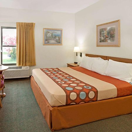Super 8 By Wyndham Hampshire Il Hotell Exteriör bild
